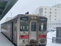 稚内駅から旭川駅を目指し宗谷本線に乗り込みます。
この車両は新幹線0系の転換クロスシートが使用されていて
座り心地はとても良いです。
