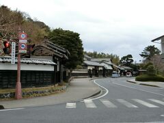 塩見縄手とは上・中級武士の屋敷が並んでいた場所。 ”塩見”は異例の出世で家老職についた塩見小兵衛から ”縄手”は縄のように一筋に伸びた道のこと。