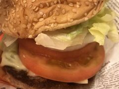 〆にステーキにしようかと思ったけど、
A＆Wのモッツアバーガーにしました。