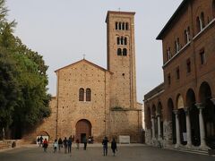 正面は「サン・フランチェスコ教会」"Basilica di San Francisco"

立ち寄ったインフォメーションは右手の建物の中にあります。