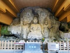 ホキ石仏第二群　阿弥陀三尊像

別府に行くまでに立ち寄った「臼杵石仏」
凝灰岩に刻まれた磨崖仏。平安時代から鎌倉時代に彫られたと言われいるけど、誰が何の目的で彫ったかは謎なんだそう。