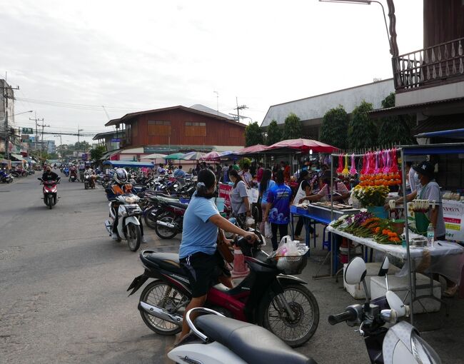 6日　8：28　パタヤから南に25Km程下りバンサレー市場に来ました。　