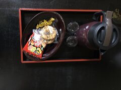 帰ってみるとお部屋には冷たいお水とちょっとしたお菓子が用意されていました。