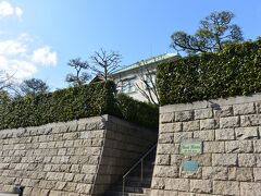 異人館通り（山本通り）にある「GEST HAUS　JR WEST」と銘板のあるお屋敷。道路からでは塀が高くてよくわかりませんが、洋館と和館があるようです。