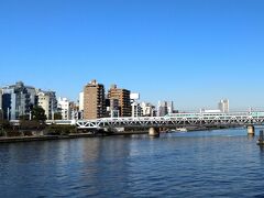 川にかかっているのは、東武線の橋です。見難いですが、水色のスペーシアが写っています。