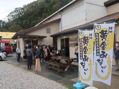 神社からそう遠くないあなご亭がお目当ての昼食場所です。
対馬海峡の黄金あなごを食べさせてくれるお店です。
オープン前に行ったにもかかわらず、ちょうど団体バスが入ったところで、満席！
1時間以上待たされましたが、どんどんお客さんはやってきます。
さすが人気店です。