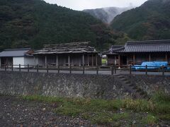 対馬の下島の最南端豆酘から、西側の道をたどって椎根集落まで来ました。
宿泊予定の小茂田のすぐ南にある集落です。
ここには石屋根倉庫が残っています。