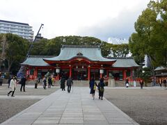 本殿の後ろには鎮守の森＝生田の森が見えます。

生田神社は縁結びの神様として有名です。