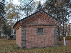 公園の中に古い赤煉瓦の小さな建物が・・・
実はこの公園は十勝監獄の跡地に造った公園
監獄があった頃、石油庫だった建物がこちら
明治33年に建てられたもので、帯広市で現存する最古の建造物。
煉瓦と屋根瓦は、囚人が獄内の煉瓦工場で焼いたものだそうです。
