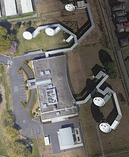 川口の衛星管制センターです。<br /><br />中央の建物が、管制センターです。<br /><br />パラボラアンテナが、５個映っていますが、離れた場所に、もう１個あります。