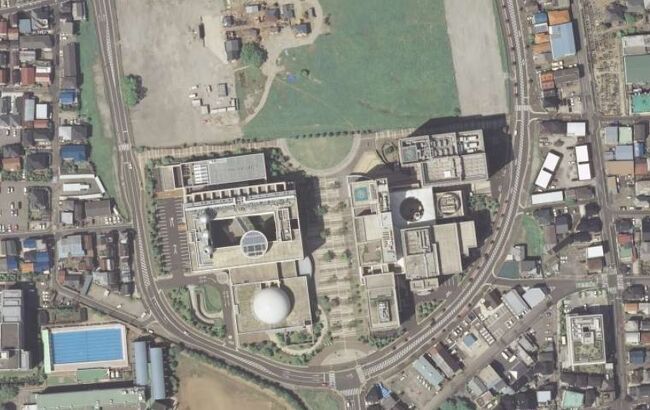 現在のスキップシティーです。<br /><br />衛星管制センターの敷地内が、目の前に見えます。<br /><br />川口の衛星管制センターのすぐ南側にあるスキップシティーの川口市立科学館も、スキップシティー中に入っています。<br /><br /><br />