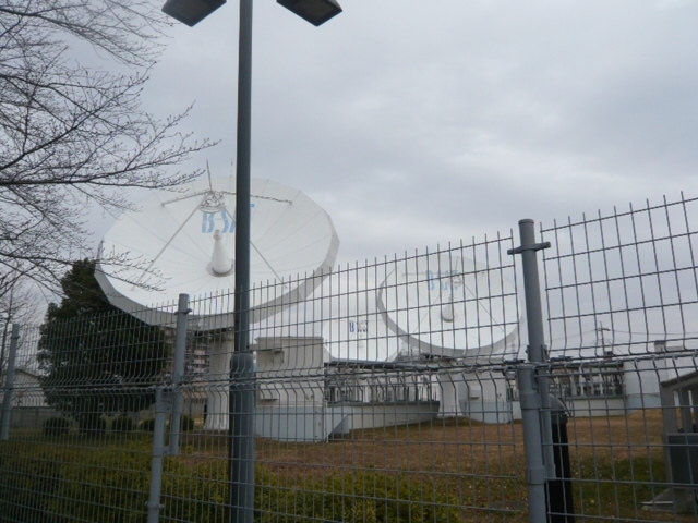 川口の衛星管制センターの入口の横から、アンテナを撮影しています。<br /><br />中に入ることは、できないとのことで、柵越しに撮影しました。