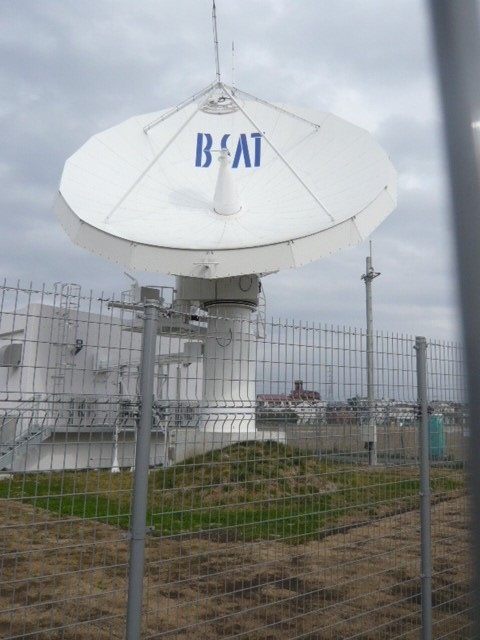 川口衛星管制センターの敷地の南東端にあるパラボラアンテナです。<br /><br />同じく南西の方向を向いています。