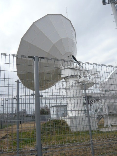 川口衛星管制センターの敷地の南東端にあるパラボラアンテナの背面です。<br /><br />ＮＨＫが、川口市に貸与している運動公園の傍の公道から、撮影しています。<br /><br />