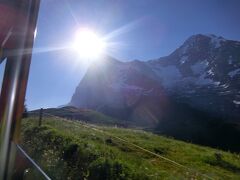 列車の進む方向に見えてきたのがアイガー（3970ｍ）の北壁です。
完全な逆光だったのでデイシンクロすべきでしたが、フラッシュの光がガラスに反射してしまうのであえてシンクロせずに写しました。
アイガーの北壁は壁の中央部分から雲が沸き上がることが多いのですが、快晴で早朝でもあることから全く雲が無い北壁を見ることができました。