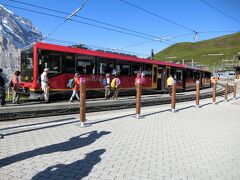 ユングフラウ鉄道の駅舎の中を通り抜け、踏切を渡って赤い車両のユングフラウ登山列車に乗り込みました。
先頭付近を歩いていなかったので進行方向と反対側の席しか確保できませんでしたが、それでも右側の席はしっかり抑えることができました。