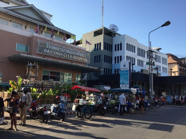 ソイブアカーオ通りのパタヤシティーホスピタル．．．人の集まる所に屋台が並ぶ。