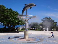沖縄・国頭郡本部町『国営沖縄記念公園 海洋博公園』

『沖縄美ら海水族館』付近のイルカのオブジェの写真。

ミストが出ています。