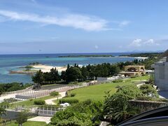 沖縄・国頭郡本部町『沖縄美ら海水族館』から見たエメラルドビーチ
方面の写真。

美しいです。行きたいけど、暑すぎて行けない・・・(;´∀｀)

