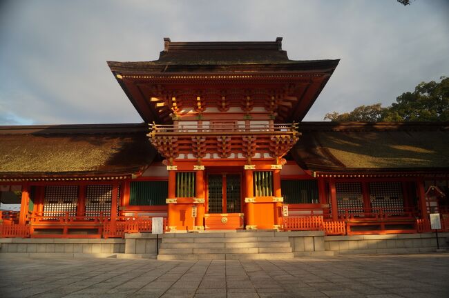 では、ここ宇佐神宮はどうなのか。<br /><br />まず参拝方法が出雲大社と同じだということは上<br />に書いたとおりである。<br /><br />参拝方法が出雲大社と一緒だからといって、出<br />雲大社に祀られている大国主同様、ヤマト側に<br />よって処刑された者が祀られているということ<br />ではないようであると思う。<br /><br />本殿は左から向かって順に一ノ殿、二ノ殿、三ノ<br />殿に分かれていると書いた。祀られているのは一<br />ノ殿から順に、応神天皇、比売大神、神功皇后<br />（じんぐうこうごう）の３神。神功皇后は三韓征<br />伐の伝説を持つ女性で、応神天皇の母。昨日、西<br />戸崎行く際に乗り換えた香椎という駅近くには、<br />香椎宮があり、神功皇后と夫の仲哀天皇が祀ら<br />れている。<br />