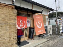 紀伊勝浦駅に戻り、その足でまぐろ丼が有名だ大和へ向かった。大和は駅前から港の近くに移転したようだ。駅前だと駐車場が少ない。今では車の顧客が中心だろうからこの移転はいい判断だ。もはや列車の利用客は限定的だろう。
