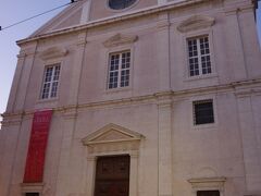 サン・ロケ教会です。
１５８４年に天正遣欧使節が約1ヵ月滞在しました。
１６世紀末にイタリア人建築家によって建てられた
イタリア・バロック様式の教会です。
正面のファサードは、１７５５年のリスボン大地震で倒壊し、
再建されています。
