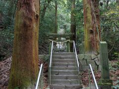 熊野磨崖仏。

今回の旅で、夫が訪れたかった場所。拝観料を払って、結構な階段を上っていく。結構きつい。