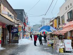 駅側の1番目立つ建物の中の海鮮丼屋さんの他に、路地を1つ奥に行くと、個人店がいくつもありますが、客引きが一生懸命を通り越して、しつこいくらいで、いったいいくらでふっかけられるんだろう?!って恐怖すら感じてしまって、ココで買い物する勇気はなかったです。　コロナ前は、羽振りの良いインバウンドの団体さんがいっぱい来てたんだろうけどね…。　