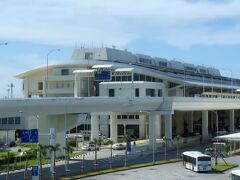 沖縄・那覇空港国内線旅客ターミナルが見えてきました。