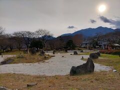 こちらには、美しい日本庭園の中に天然記念物に指定されていた樹齢450年の「舞鶴の松」と呼ばれた見事な赤松があったそうですが、今から10数年前に枯れてしまい今は当時の説明板のみ残るこんな庭園になっていました。