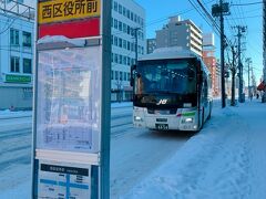 時間通りにやって来たバスに乗って、小樽に向かいます!