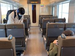 こんな感じでゆったり出来たのは、札幌駅まででした!　

札幌駅からは、私の席のお隣に指定席きっぷを持った別のお客さんが来て、スーツケースも移動したりしてバタバタに!　