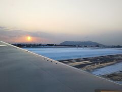 函館空港に到着☆
空港からも函館山が見えます。

空港はシンプルな作りなので、迷うことはないです。これでも北海道内では新千歳に次いで2位、全国では20位くらい搭乗客がいる空港です。

そして、過去には旧ソ連軍機のミグが亡命目的で着陸したり、ANA機がハイジャックされたりと、なかなか歴史的な事件も起きている空港です。