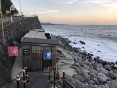 まずは、共同の黒根岩風呂へ行ってみました。
北川温泉宿泊者は無料で、受付で検温チェックしてから入ります。