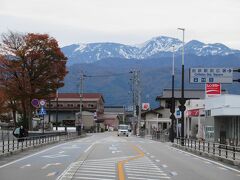 11：21　富山地方鉄道の「新黒部駅」着。
冠雪した立山連峰が綺麗です。