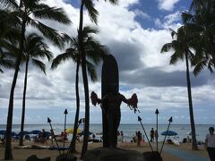 デュークカハナモク像。