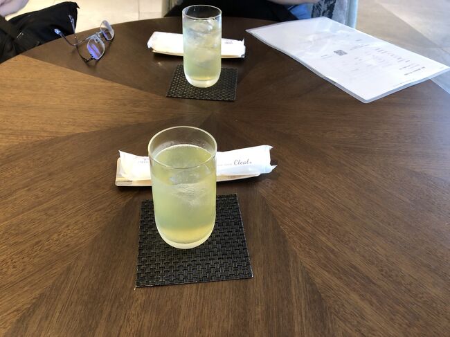 １５時過ぎにANAインターコンチネンタル万座ビーチリゾートに到着！<br />初めての利用、２泊します。<br /><br />クラブラウンジにてチェックイン。<br />チェックイン時に入念に確認。<br /><br />今回私達は普通にクラブルームを予約。<br />友達の部屋はihgのポイントを使って予約しました。<br /><br />クラブルーム宿泊者はラウンジアクセスを１人招待出来るので、友人もラウンジアクセス出来ます。<br />明日合流する友人のラウンジアクセスの確認と、我が家が招待すると言う形なので私達よりも友人をゲストとしてもてなして欲しい旨を伝えました。<br /><br />一通り確認をして、やっとウエルカムドリンクを飲む余裕が出来たわ。＾＾；
