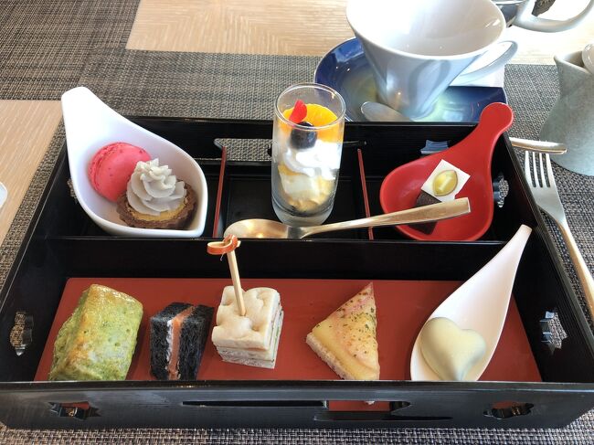 初日はお重に入ったアフタヌーンティーでした。<br /><br />皆さんが書かれていたように、この状態で冷蔵庫に入っていたみたいですね。＾＾；<br />意外に冷たい抹茶のスコーンがサッパリとして美味しかった。<br />多分、色々交渉をした後で暑かったからでしょうね。