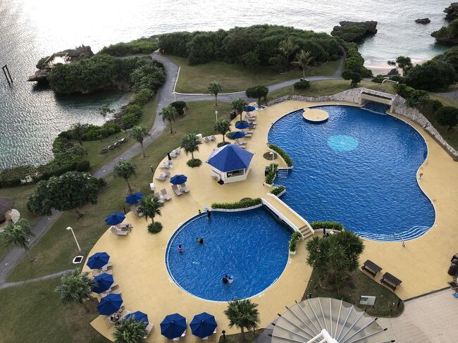 15～6度と沖縄の人から見たら寒い日だったのですが、プールで泳いで居る人もいましたよ～。