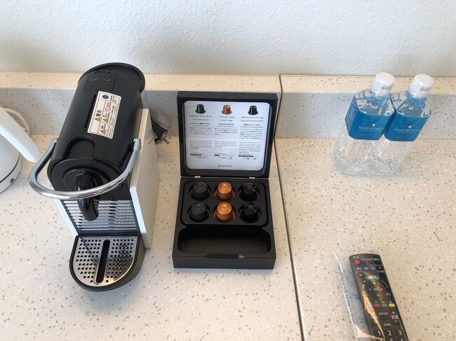 珈琲と水が２本。<br /><br />水２本は少ないわ～！薬を飲むのにも全然足りない。<br />なのでクラブラウンジを出るたびに毎回２本くらい貰っていました。