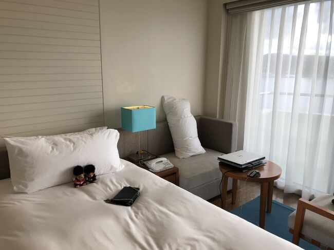 相方がソファーで仕事のメールチェックをすると言うので私はホテル内を散策へ。