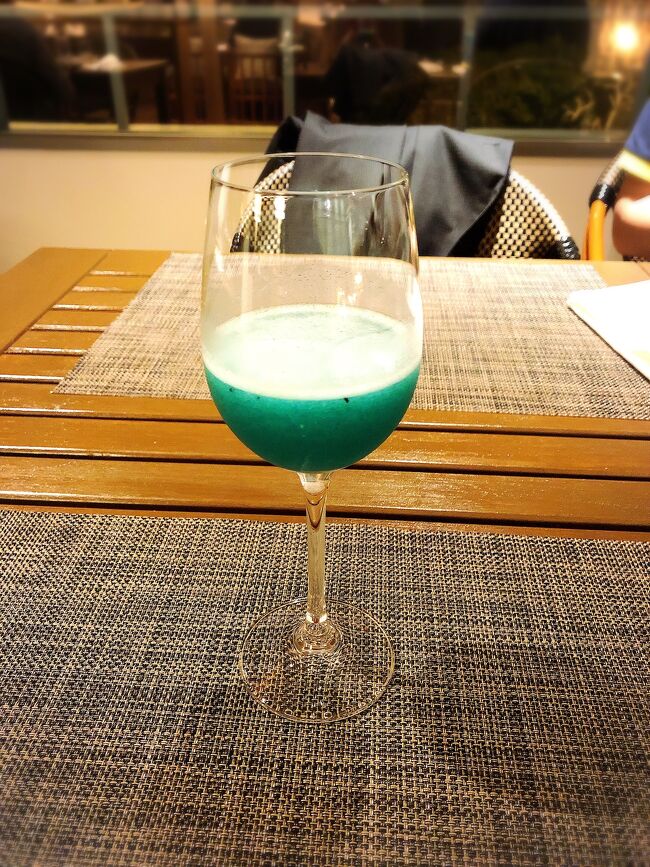 楽しみにしていた、ホテルオリジナルカクテルのコーラルブルー。<br /><br />めっちゃ美味し～い (^-^)g&quot;&quot;
