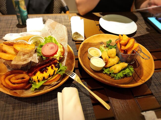 上のメニューからハンバーガーとフィッシュ＆チップスを注文。<br /><br />ハンバーガー美味しかったよ～！<br />そして私は２杯目のコーラルブルー＾＾。。。甘くて美味しい。<br />相方は１杯飲みきれず炭酸水へ。<br /><br />