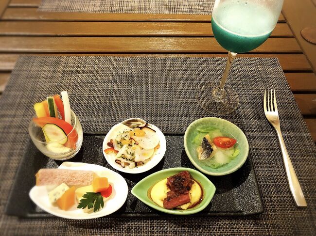 イブニングカクテルは此方のおつまみセットだけで、コロナ対策のためかブッフェ台にはカナッペなどはありませんでした。<br /><br />