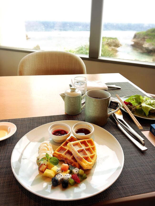 ９時にクラブラウンジへ朝食を食べに。<br />『他のお二人は後から来られるんですか？』と聞かれました。<br />お～！朝から招待した人も使えるのね。<br />「二人は朝からゴルフなので午後来ます。私はのんびりラウンジを満喫しますね～」と答えておいたよ。<br /><br />ワッフルとミルクティーです。