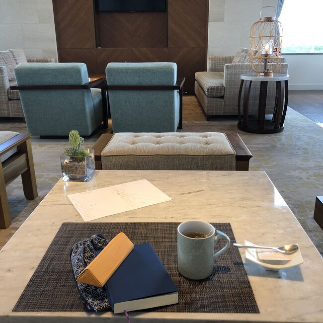 食後はソファー席に移動して、モロカンティーからのホットチョコレートを飲みながらのんびり本を読んでいましたよ。