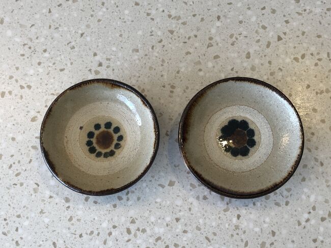 やちむんの里の中のカフェで頂いた豆皿。<br />オープン記念で2021・３月まで配るそうです。<br /><br />駐車場までの道すがら、何処かの工房で買おうと思っていたので嬉しかった～！<br /><br />＊焼き物を使う前の処理・目止め＊<br />１枚１枚布巾で包んで、米のとぎ汁の中煮入れ弱火で３０分煮てそのまま冷ます。<br />良く洗って自然乾燥。