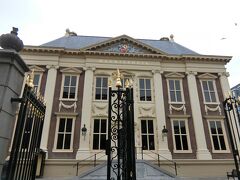 最後に向かったのは、マウリッツハイス美術館　
15.50ユーロ（オランダパスゴールド）
マウリッツハイスは17世紀に造られたマウリッツ伯爵の私邸を改装して作られたルネッサンス風の美術館です。
レンブラント、フェルメール、ルーベンス、ファン・アイクなど数々の有名な絵画が所有されています。

日本では、美術館で写真を撮れるところはほとんどないけれど、オランダでは撮れるのですね。