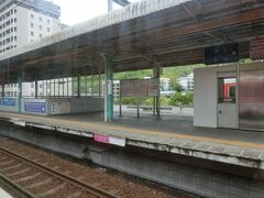 谷上駅は、神戸電鉄と北神急行電鉄北神線との乗り換え駅で、
北神線の次の駅は新神戸、その先は神戸市営地下鉄に直通して三宮など、神戸の市街地の中心に向かっていたのですが、
今は、北神線も神戸市営地下鉄の路線になりましたね。

谷上駅には１番ホームから６番ホームまであります。
画像は３番ホームに停車中の車内から１・２番ホームを眺めていることになる、はず。
１番ホームから３番ホームまでは神戸電鉄。４番ホームから６番ホームまでは北神急行電鉄（今は神戸市営地下鉄）。
ということは、乗っている電車の向かいが４番ホームで、そこには新神戸とか三宮に向かう電車が来ていて、いわゆる対面乗り換えができることが多いはずです。

今回は、乗り換えずにそのまま新開地方面へ。