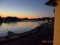 2日目の朝は快晴の天気予報、まだ日の出前の海。